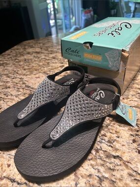 Skechers Cali Yoga Foam Black Sandals w/Silver Rhinestone Embellishments sz 8